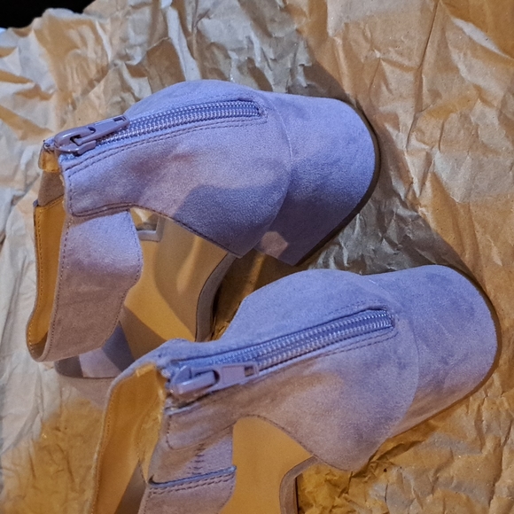 A light purple shoes. 11 wide. Suede. - Picture 2 of 5